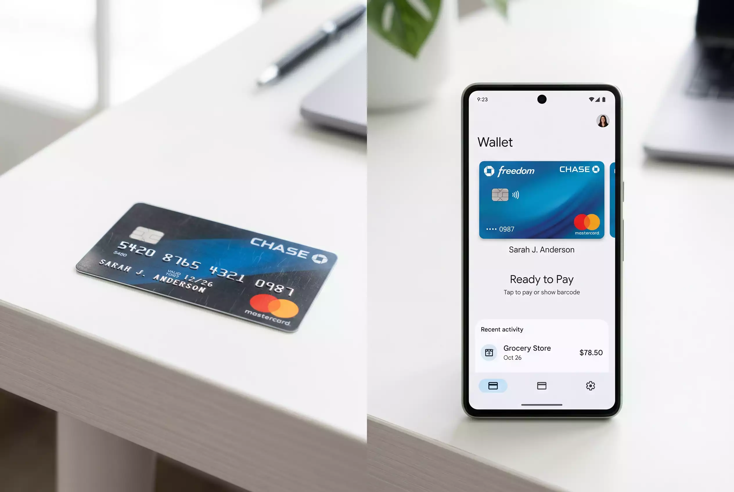 Kreditkarte und Smartphone mit einer digitalen Geldbörse nebeneinander auf einem Tisch