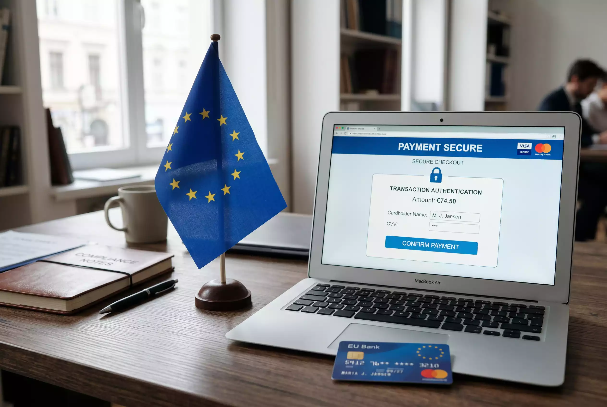 EU-Flagge neben einem Laptop mit einer Zahlungsseite und einer Kreditkarte